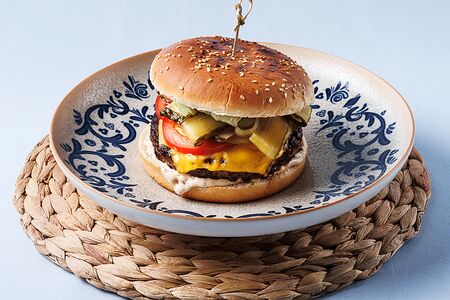 Бургер с котлетой из мраморной говядины
