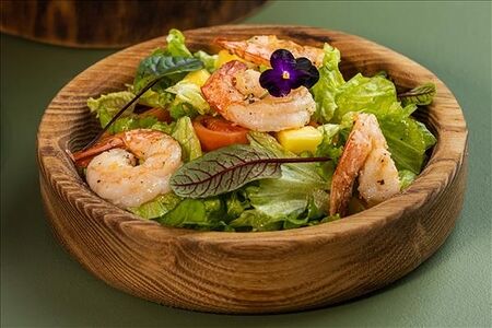 Салат с креветками и манго