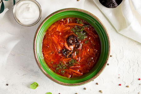 Борщ с грибами и черносливом