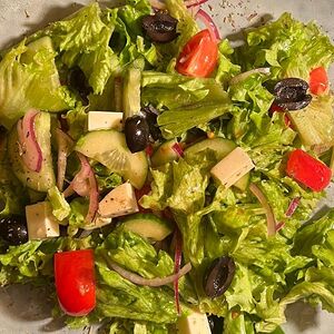 Греческий с домашней брынзой и песто