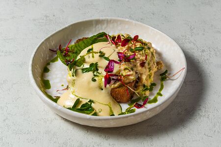 Скрембл на булочке бриошь с трюфелем и авокадо