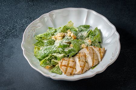 Салат Цезарь с курицей