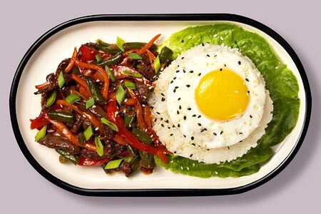 Говядина с рисом и яйцом