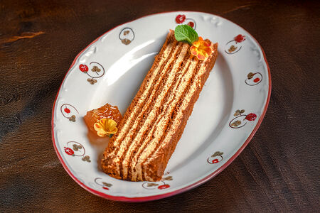 Медовик с уральской черемухой и гречишным медом