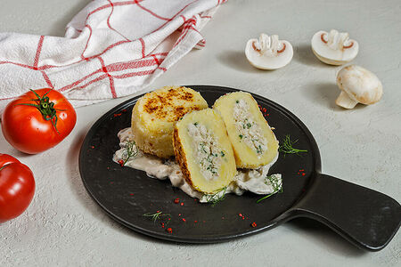 Картофельные биточки с куриным фаршем и грибным соусом
