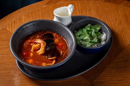 Суп Том Ям с креветками, мидиями и кальмаром