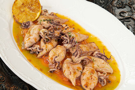 Мини-кальмары с томатно-ореховым соусом