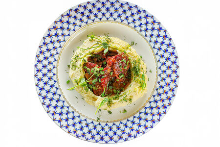 Томлёные телячьи щёки с картофельным пюре