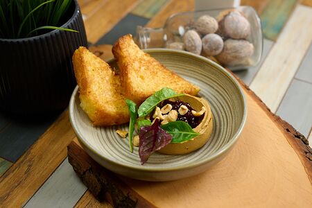 Паштет из куриной печени с брусничным вареньем