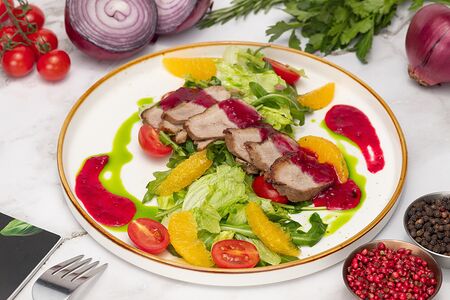 Салат с куриным бедром гриль