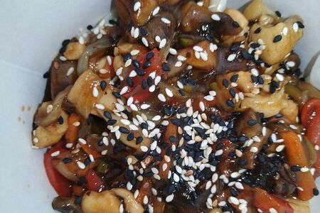 Вок с курицей и овощами