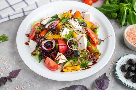 Салат греческий с фиолетовым луком, свежими овощами и сыром Фета