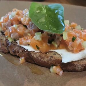 Брускетта с лососем 