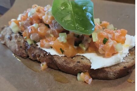 Брускетта с лососем 