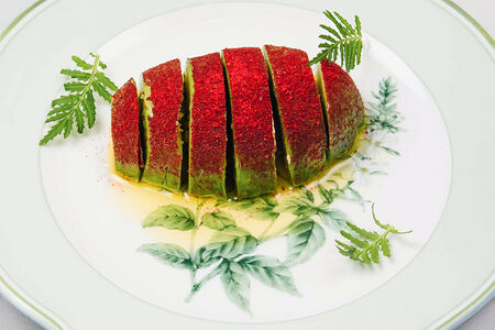 Авокадо с пудрой из малины