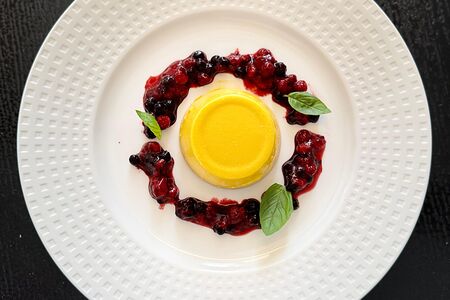 Манго мусс с лесными ягодами