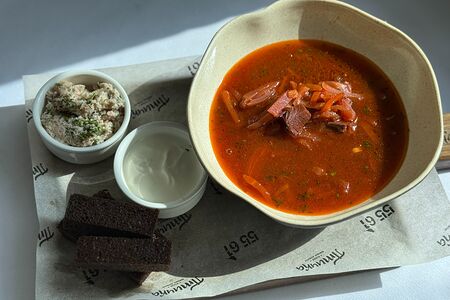 Борщ с говядиной, бородинскими гренками и намазкой из сала с чесноком