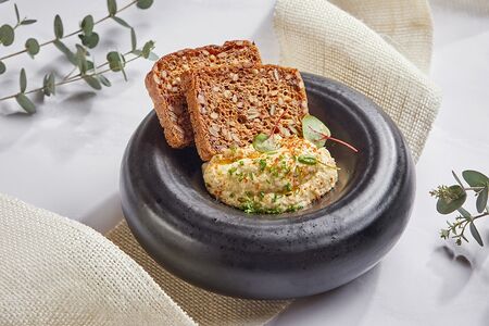 Крем из артишоков с безглютеновыми хлебцами