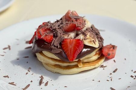 Панкейки с Нутеллой, бананом и ягодами