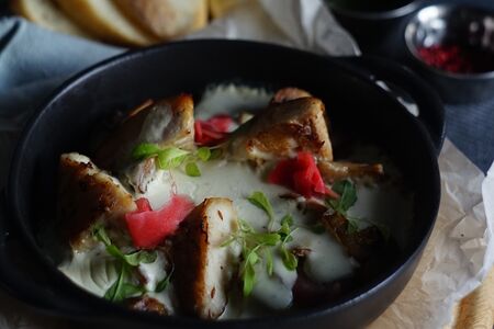 Филе окуня, запеченное с шампиньонами в соусе Блю Чиз