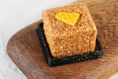 Пирожное Медовик-куб 