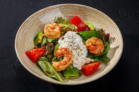 Салат с лангустинами и страчателлой