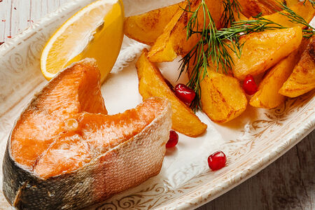 Стейк из форели с картофелем