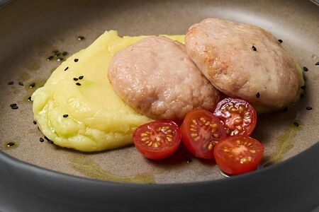 Котлета из цыпленка с картофельным пюре 