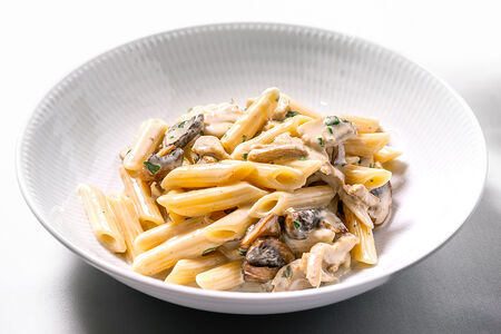 Пенне с цыпленком, грибам в сливочном соусе