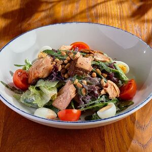 Салат с лососем горячего копчения