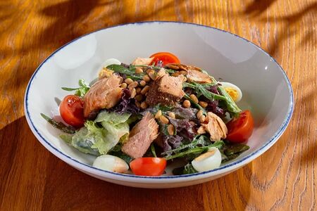 Салат с лососем горячего копчения