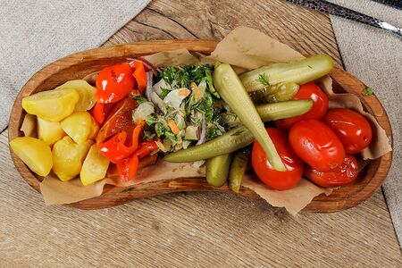 Тарелка домашних разносолов