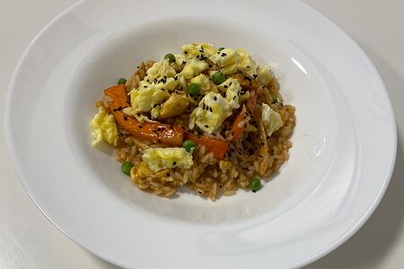 Рис по-азиатски с курицей и яйцом
