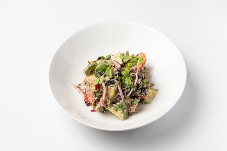 Салат из свежих овощей с орехами