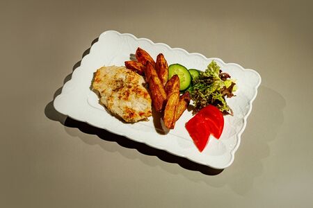 Грудка куриная на гриле с соусом барбекю и картофельными дольками