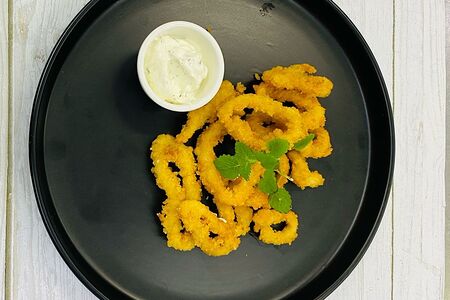Кольца кальмара с соусом Цезарь