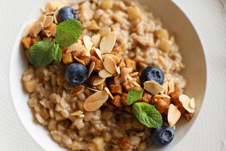 Овсяная каша с яблоком и корицей