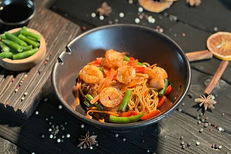 Яичная с креветками и овощами