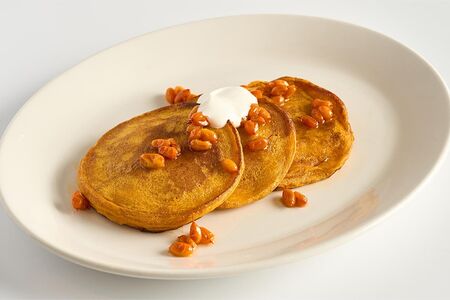 Оладьи из тыквы с маринованной облепихой в белом вине