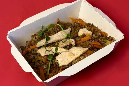 Гречка с цыпленком, овощами под соусом Демиглас