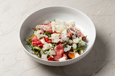 Ростбиф, томаты, запеченная паприка