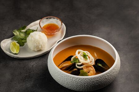 Том ям с морепродуктами 