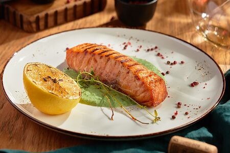 Стейк из лосося со сливочно-шпинатным соусом