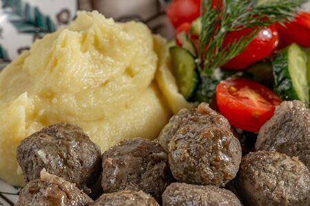 Фрикадельки с картофельным пюре 