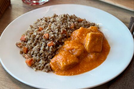 Индейка в томатном соусе и гречка с овощами