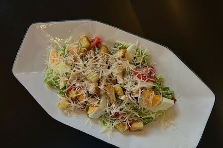 Салат Цезарь с курицей