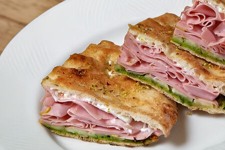 Фокачча с мортаделлой, страчателлой и песто