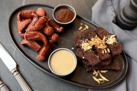 Жареные охотничьи колбаски с крутонами