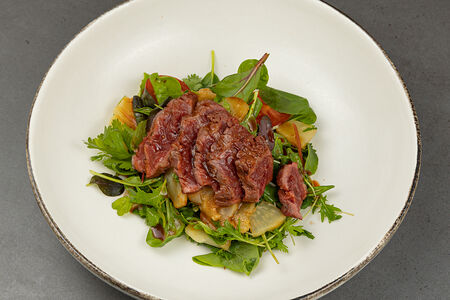 Стейк-салат с печеным сельдереем, томатами и кинзой