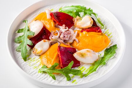 Бейби кальмар с рамиро и морковным пюре